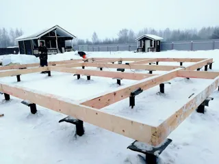 Haus nach individuellem Projekt, Dorf Greshnevo: Fundament und Grundrahmen