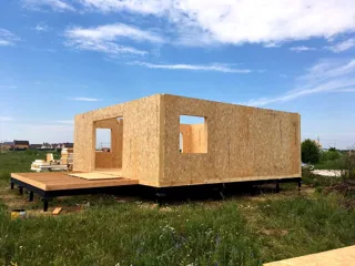 Haus nach Projekt „Jessentuki 8x8“, Siedlung Pervyy: Wandmontage