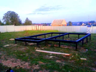 Haus nach Projekt „Amelija“, Dorf Gavshino: Fundament und Grundrahmen