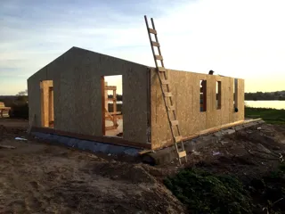 Haus nach Projekt „Barnhouse 76.1“, Dorf Zolotoruche: Wandmontage