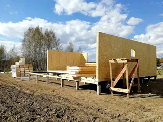 Haus nach Projekt „Mistika - E2.8“, Dorf Novoe: Wandmontage