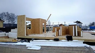 Eingeschossiges Haus nach Projekt „Sabawa“, Dorf Dyakovo: Wandmontage