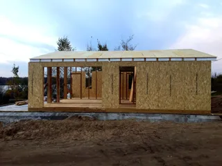 Haus nach Projekt „Barnhouse 76.1“, Dorf Zolotoruche: Wandmontage