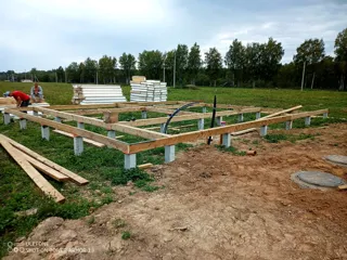 Haus nach Projekt „Barnhouse 65“, Dorf Kryukovo: Fundament und Grundrahmen