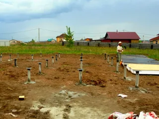 Haus nach Projekt „Michigan“, Galich: Fundament und Grundrahmen