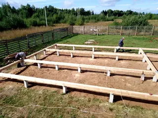 “Barnhouse 76.1” projesine göre 100 m² ev, Rodniki: temel ve alt bağlama kirişi