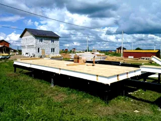 Haus nach Projekt „Ermak“, Siedlung Belavino: Fundament und Grundrahmen