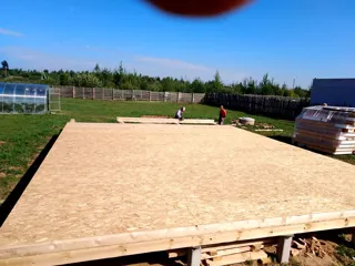 “Barnhouse 76.1” projesine göre 100 m² ev, Rodniki: 0 kotunda SIP panel zemin