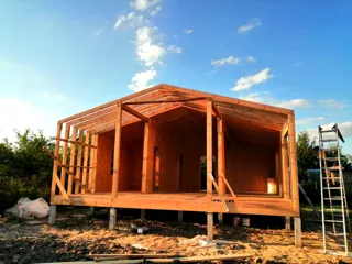 Haus nach Projekt „Barnhouse 53“, SNT „Urroschaj“: Wandmontage