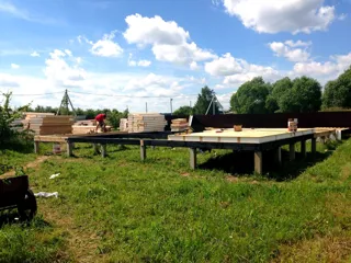 Garage nach Projekt „Saretsche“, Dorf Chirikovo: Boden aus SIP-Paneelen auf Höhe 0