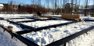 House built to a custom design, Sankt-Peterburg: foundation and sill strapping