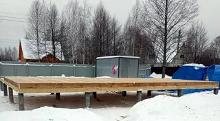 Haus 70 m², individuelles Projekt, SNT „Rjabinka“: Boden aus SIP-Paneelen auf Höhe 0