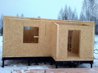 Haus nach individuellem Entwurf, Siedlung Shuvalovo: Wandmontage