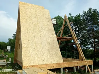 “A-Frame 57” projesine göre ev, Poddubnovo köyü: duvar montajı