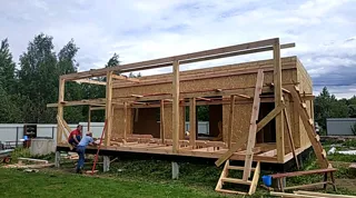 Haus nach Projekt „Mistika - S2.8“, Dorf Kukarino: Terrasse und Eingangsbereich