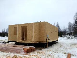Haus nach individuellem Entwurf, Siedlung Shuvalovo: Wandmontage