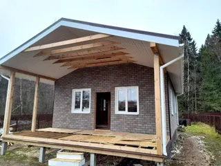 Haus nach Projekt „Finnisch 60“, Gebiet Moskau: Terrasse und Eingangsbereich
