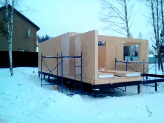 Haus nach individuellem Entwurf, Dorf Kudinovo: Wandmontage