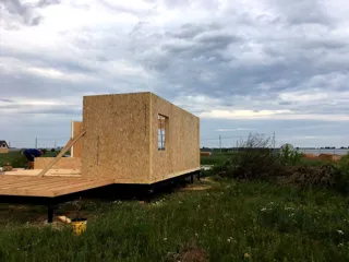 Haus nach Projekt „Jessentuki 8x8“, Siedlung Pervyy: Wandmontage
