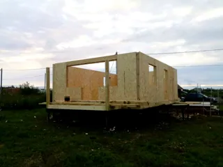 Haus nach Projekt „Ermak“, Siedlung Belavino: Wandmontage