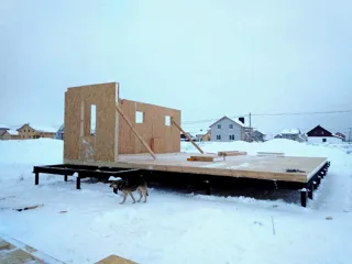 Haus nach Projekt „Akkord“, Siedlung Pervyy: Wandmontage