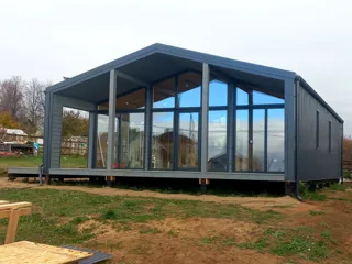 Showroom Barnhouse 76.3 in Kostroma: Verglasung, geschlossene Gebäudehülle