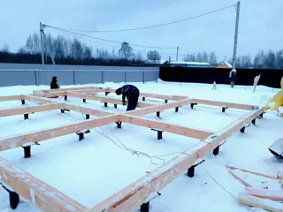 Haus nach individuellem Projekt, Dorf Greshnevo: Fundament und Grundrahmen