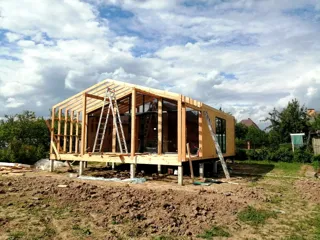 Haus nach Projekt „Barnhouse 53“, SNT „Urroschaj“: Wandmontage