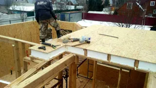 Haus nach Projekt „Ewropa“, Gartengemeinschaft SNT „Weteran-5“: Boden aus SIP-Paneelen auf Höhe 0