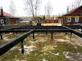 Haus nach Projekt „Slawjanka“, Ivanovo: Fundament und Grundrahmen