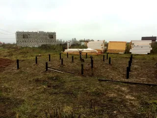 Haus nach Projekt „Stil 108“, Siedlung Yaroslavka: Fundament und Grundrahmen