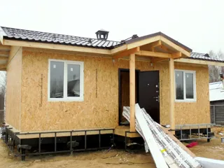 Haus nach Projekt „Vivat 2.5“, Dorf Barskovo: Fassadenverkleidung