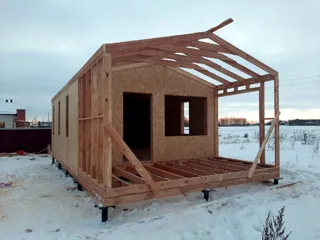 Haus nach Projekt „Barnhouse 33“, Dorf Strelnokovo: Wandmontage