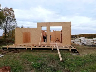 Haus nach Projekt „Grafit“, Siedlung Lyubashino: Wandmontage