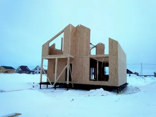 Haus nach Projekt „Akkord“, Siedlung Pervyy: Wandmontage