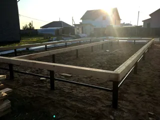 House built to a custom design, Pervyy settlement: foundation and sill strapping