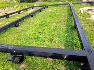 Showroom Barnhouse 76.3 in Kostroma: Fundament und Holzrost