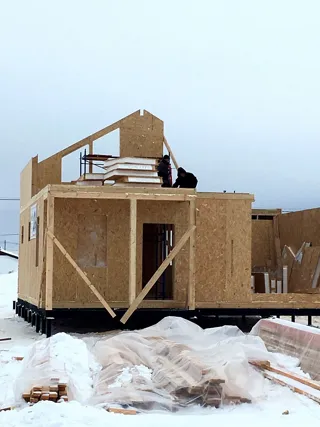 Haus nach Projekt „Akkord“, Siedlung Pervyy: Wandmontage