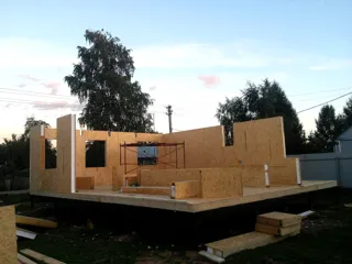 House based on the “Vanessa” design, Koloksha settlement: wall assembly