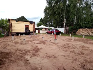 Haus nach Projekt „Slawjanskij Skit“, Dorf Dievo-Gorodishche: Fundament und Grundrahmen