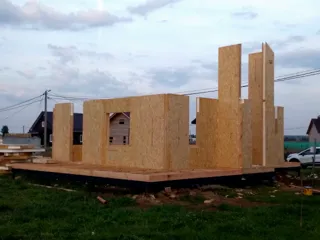 Haus nach individuellem Entwurf, Siedlung Pervyy: Wandmontage