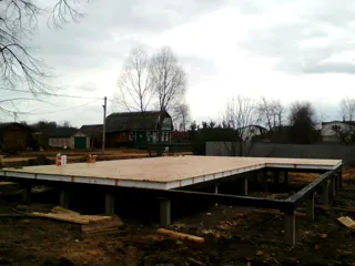 Haus nach Projekt „Mistika - E2.8“, Dorf Kurdumovo: Fundament und Grundrahmen