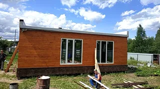 Haus nach Projekt „Mistika - S2.8“, Dorf Kukarino: Terrasse und Eingangsbereich