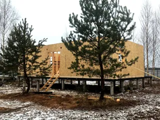 Haus nach Projekt „Korsar - D2.8“, Siedlung Gustomesovo: Wandmontage