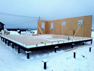 Haus nach Projekt „Akkord“, Siedlung Pervyy: Wandmontage