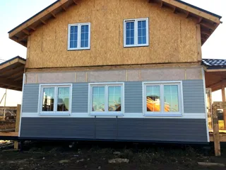 Haus nach individuellem Projekt, Siedlung Pervyy: Fassadenverkleidung