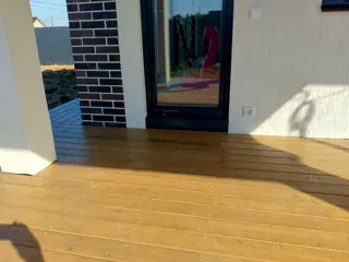 Haus nach individuellem Entwurf, Dorf Kukarino: Terrasse und Eingangsbereich