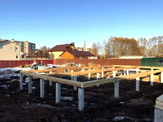 Haus nach Projekt „Mistika - K2.8“, Strunino: Fundament und Grundrahmen