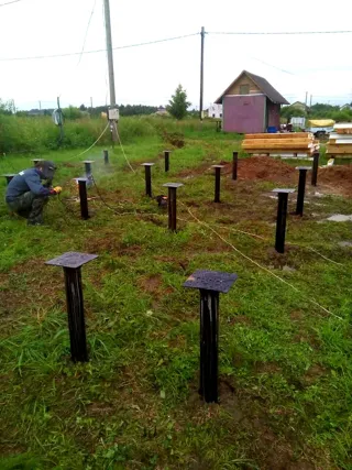 Haus nach Projekt „Ermak“, Siedlung Belavino: Fundament und Grundrahmen