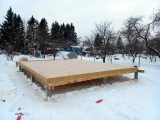 Haus nach Projekt „Barnhouse 45“, Gartengemeinschaft SNT „Fortschritt“: Boden aus SIP-Paneelen auf Höhe 0